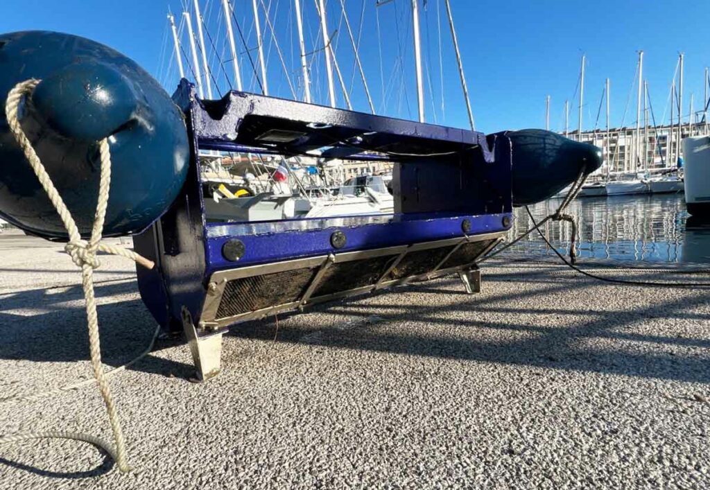 DPOL Max posé sur un quai, au bord de l'eau.