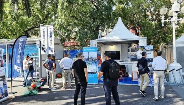 Salon avec des stands et visiteurs