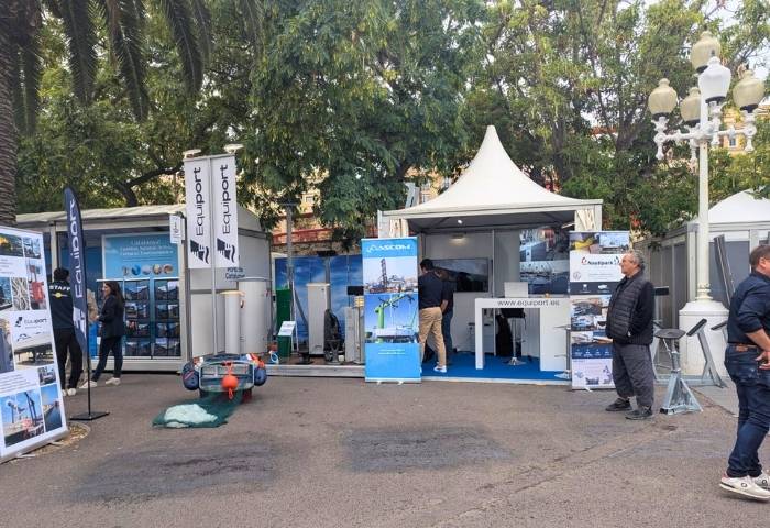 Stand d'exposition avec des visiteurs