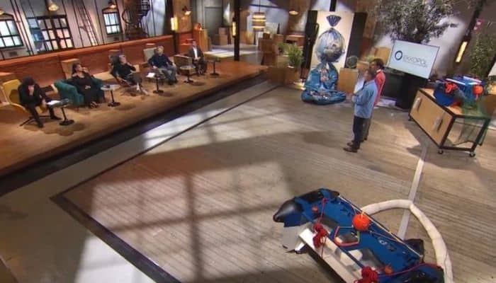 Un plateau de télévision avec des juges.